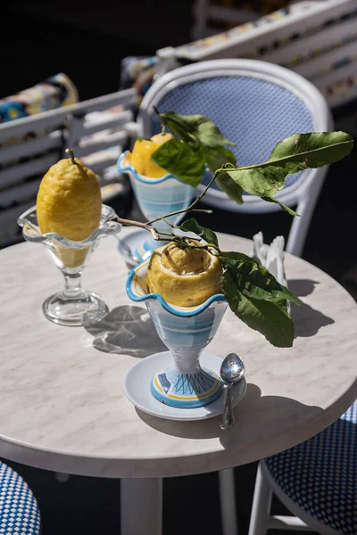 传统的Amalfi甜点 柠檬果冻柠檬 柑橘类的喜悦 不同寻常的街头食物 在意大利的暑假 — 图库照片