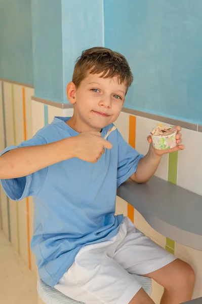 Roztomilý Šestiletý Chlapec Modrém Tričku Zmrzlinu Želatinu Lžičkou Sklenice Želatině — Stock fotografie