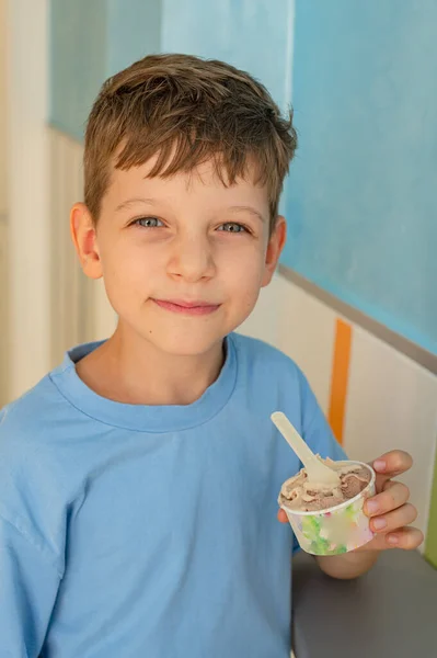 Милый Летний Мальчик Голубой Футболке Ест Мороженое Мороженое Ложкой Стакана — стоковое фото