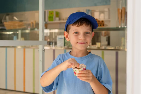 Милый Летний Мальчик Голубой Футболке Ест Мороженое Мороженое Ложкой Стакана — стоковое фото