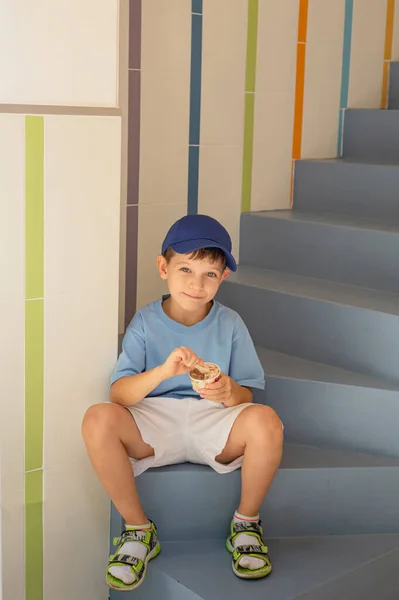 Roztomilý Šestiletý Chlapec Modrém Tričku Zmrzlinu Želatinu Lžičkou Sklenice Želatině — Stock fotografie