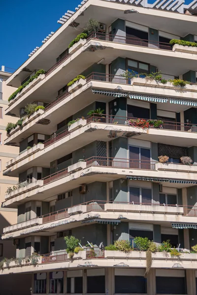 Уютные Дома Большими Балконами Закрытыми Зелеными Растениями Городское Благоустройство Города — стоковое фото