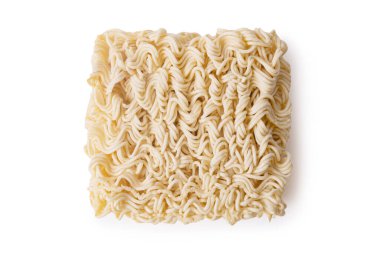 Beyaz arka planda izole edilmiş bir brikette kare kuru yumurtalı erişte. Asya fast food.