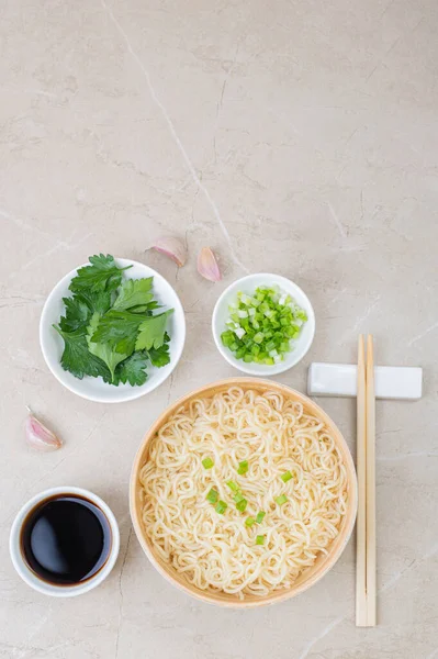 白い竹の板 ボウル 卵麺とそれのための材料とプレートは 軽めの背景に アジアの伝統的なファーストフード — ストック写真