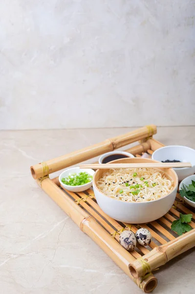 Bílý Bambusový Talíř Mísa Vaječnými Nudlemi Talíři Ingrediencemi Bambusovém Podnosu — Stock fotografie