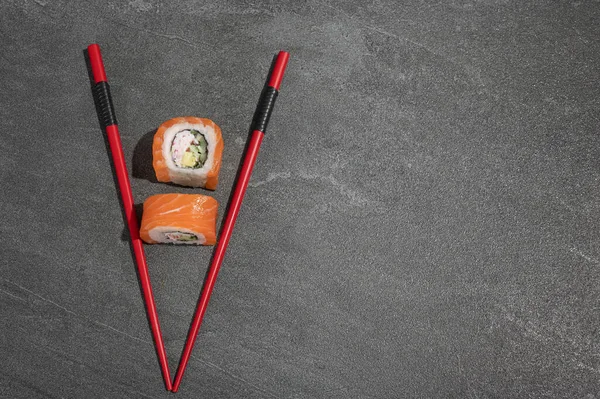 Sushi Broodjes Met Zalm Avocado Komkommer Met Rode Eetstokjes Een — Stockfoto