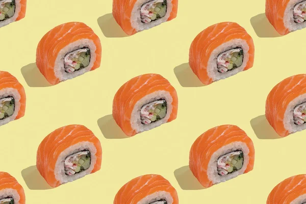 Sushi Japonés Con Salmón Rollos Dragón Sobre Fondo Amarillo Pastel —  Fotos de Stock
