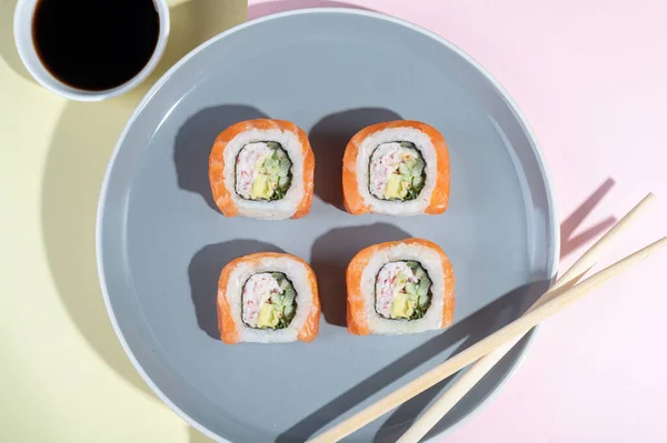 Sushi Japonés Con Salmón Rollos Dragón Sobre Fondo Brillante Arte — Foto de Stock
