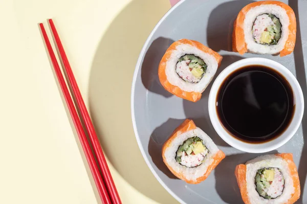 Sushi Japonés Con Salmón Rollos Dragón Sobre Fondo Amarillo Brillante — Foto de Stock
