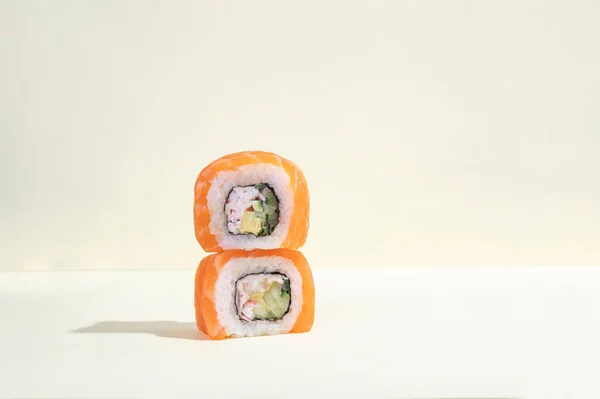 Para Japońskiego Sushi Łososiowego Smocze Bułki Jasnożółtym Tle Sztuka Pop — Zdjęcie stockowe