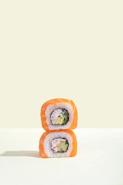 Par Sushi Salmón Japonés Rollos Dragón Sobre Fondo Amarillo Brillante —  Fotos de Stock