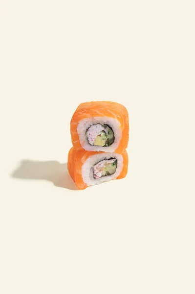 Par Sushi Salmón Japonés Rollos Dragón Sobre Fondo Amarillo Brillante —  Fotos de Stock