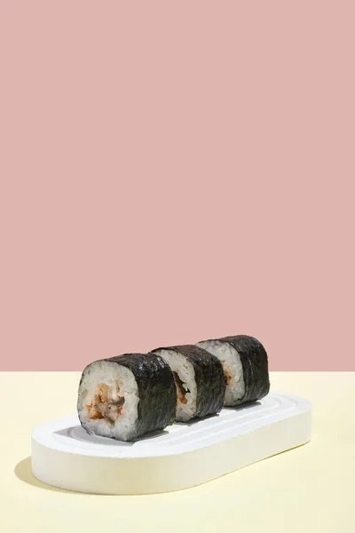 Asiatisk Kultur Japansk Hosomaki Sushi Rullar Med Rosa Och Gul — Stockfoto