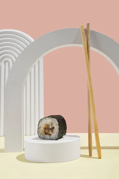 Ázsiai Kultúra Japán Hosomaki Sushi Tekercs Angolnával Rózsaszín Sárga Háttérrel — Stock Fotó
