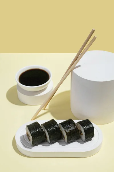 아시아 일본의 노란색 배경에 뱀장어와 젓가락 간장에 맛있는 식욕을 돋우는 — 스톡 사진
