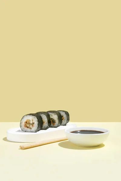 Cultura Asiática Hosomaki Japonés Sushi Rollos Con Anguila Sobre Fondo —  Fotos de Stock