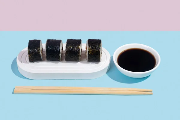 Hosomaki Sushi Con Anguila Soporte Blanco Sobre Fondo Liso Colorido —  Fotos de Stock