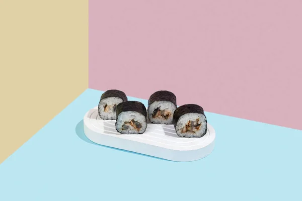 Hosomaki Sushi Rolky Úhořem Bílém Sádrovém Stojanu Barevném Prostém Pozadí — Stock fotografie