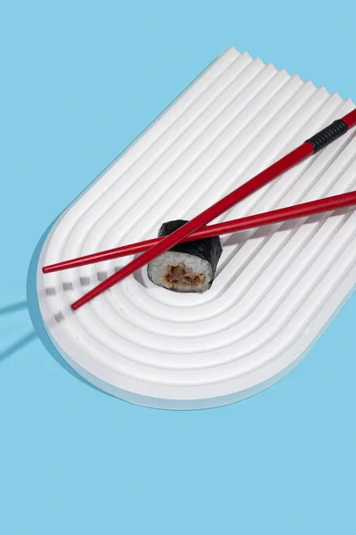 Hosomaki Sushi Rollos Con Anguila Sobre Soporte Yeso Blanco Sobre — Foto de Stock