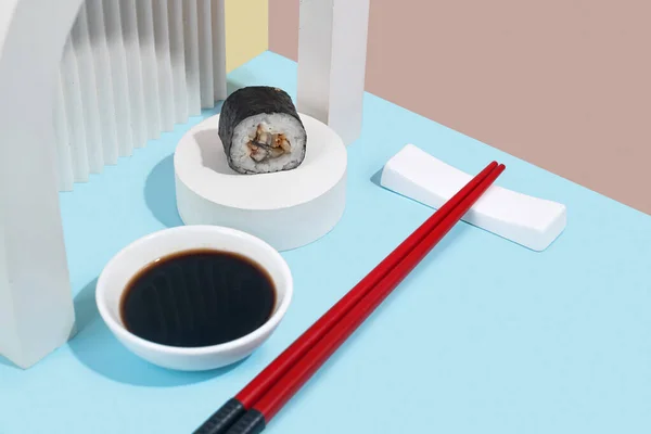 Hosomaki Sushi Tekercs Angolnával Szójaszósszal Egy Fehér Vakolat Állvány Színes — Stock Fotó