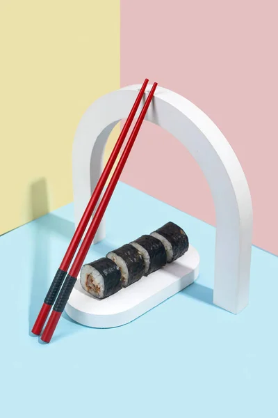 Hosomaki Sushi Rolos Com Enguia Suporte Gesso Branco Fundo Liso — Fotografia de Stock