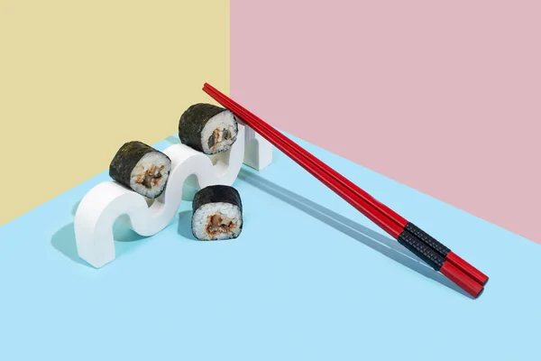 Hosomaki Sushi Rollos Con Anguila Sobre Soporte Yeso Blanco Sobre —  Fotos de Stock