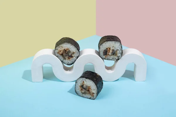 Hosomaki Sushi Rullar Med Ett Vitt Plåster Står Färgglad Slät — Stockfoto