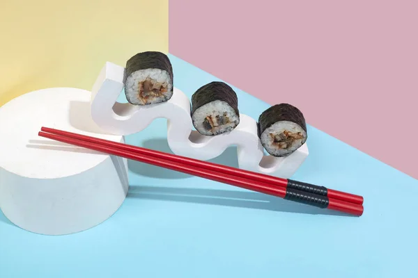Hosomaki Sushi Rolky Úhořem Bílém Sádrovém Stojanu Barevném Prostém Pozadí — Stock fotografie