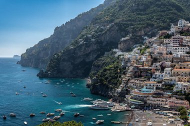 Dağlardaki Positano köyü. Sahil veya kıyı manzarası. Positano, Salerno, Campania 'da Amalfi Sahili' nde bir köydür. Sea Beach Seyahat Varış noktaları. Positano Sahili, İtalya, 2022.