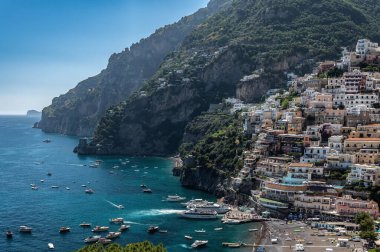 Dağlardaki Positano köyü. Sahil veya kıyı manzarası. Positano, Salerno, Campania 'da Amalfi Sahili' nde bir köydür. Sea Beach Seyahat Varış noktaları. Positano Sahili, İtalya, 2022.