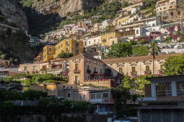 Dağlardaki Positano köyü. Sahil veya kıyı manzarası. Positano, Salerno, Campania 'da Amalfi Sahili' nde bir köydür. Sea Beach Seyahat Varış noktaları. Positano Sahili, İtalya, 2022.