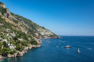 Dağlardaki Positano köyü. Sahil veya kıyı manzarası. Positano, Salerno, Campania 'da Amalfi Sahili' nde bir köydür. Sea Beach Seyahat Varış noktaları. Positano Sahili, İtalya, 2022.
