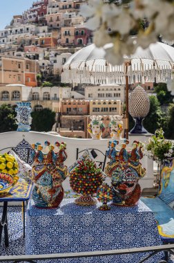 17 Haziran 2022 - Positano, İtalya. Beyaz duvarları ve renkli geleneksel seramikleriyle bir villada rahat bir avlu..