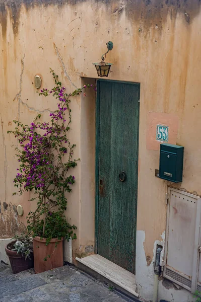 南イタリアのポジターノ村にヴィンテージの家があるかわいい古い 狭い通り ヨーロッパの古い歴史的な場所を歩く — ストック写真