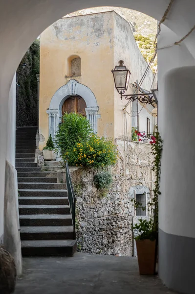 意大利南部波西塔诺村的街道古色古香 有古老的房屋 在欧洲古老的历史遗迹散步 — 图库照片
