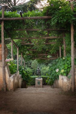 İtalya 'nın güneyindeki Ravello köyündeki Villa Cimbrone' nin şaibeli ve samimi tarihi bahçesi. Kolay ve keyifli Avrupa tatili