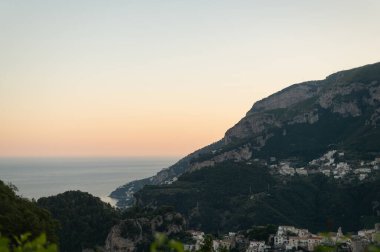 Tırmık Denizi 'nin dağdan inanılmaz manzarası. Güney İtalya 'daki Ravello köyü. Avrupa yaz tatili