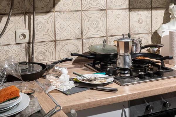 Nepořádná Kuchyň Špinavými Talíři Navršenými Umyvadle Pultu Moderní Kuchyně Bílými — Stock fotografie