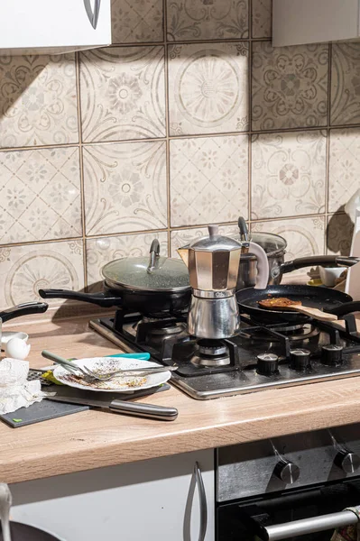 Unordentliche Küche Mit Schmutzigem Geschirr Das Sich Der Spüle Und — Stockfoto
