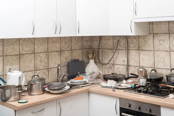 Unordentliche Küche Mit Schmutzigem Geschirr Das Sich Der Spüle Und — Stockfoto