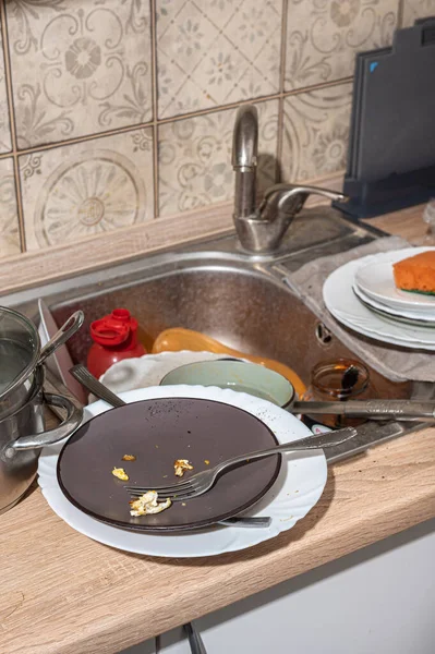 싱크대와 카운터에 더러운 접시들이 스칸디나비아식으로 현대식 — 스톡 사진