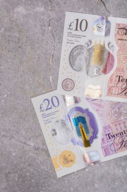 Büyük Britanya (İngiltere) poundu. Banknotlar halinde banknotlar ve üzerinde Kraliçe Elizabeth 'in gri bir arkaplanda portresi olan 20 banknot.