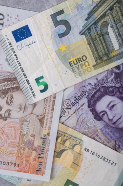 Bir sürü farklı para - Hryvnia, Euro ve pound banknotları. Değişim oranı. Finansal konular için bilgisayar arkaplanı