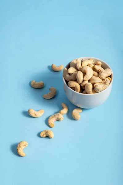 Cashew Nuts White Plate Blue Background Image Represents Healthy Snack — Stock Photo, Image