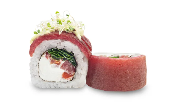 Sushi Rolky Tuňákem Mikrozelení Bílém Pozadí Japonská Kuchyně Zvýraznění Chutě — Stock fotografie