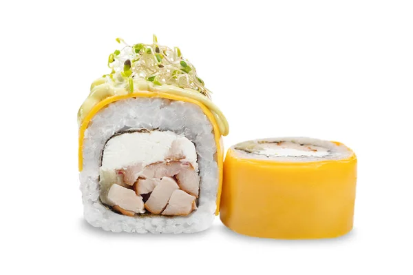 Sushi Rolky Sýrem Čedar Mikrozelení Bílém Pozadí Japonská Kuchyně Zvýraznění — Stock fotografie