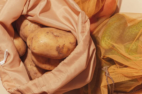 野菜や果物を買うための袋の再利用 エコケア 意識的な消費 自然への配慮 世界補充日 — ストック写真