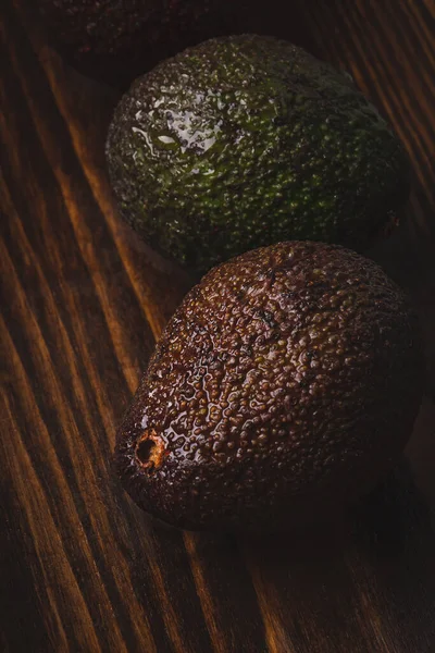 Prachtige Rijpe Avocado Een Donkere Houten Achtergrond Donkere Humeurige Stijl — Stockfoto