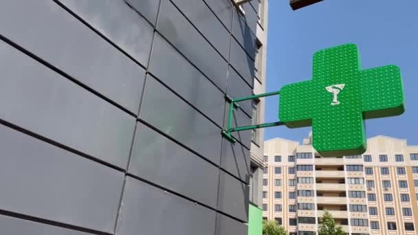 ビルの緑の十字架 — ストック動画