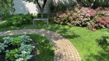 Büyüleyici bir manzara ve yemyeşil ile çevrili bir bahçe yolu boyunca keyifli bir yolculuğa çıkın. Huzur ve rahatlama, doğanın kucağında huzurlu bir kaçış sunuyor.. 